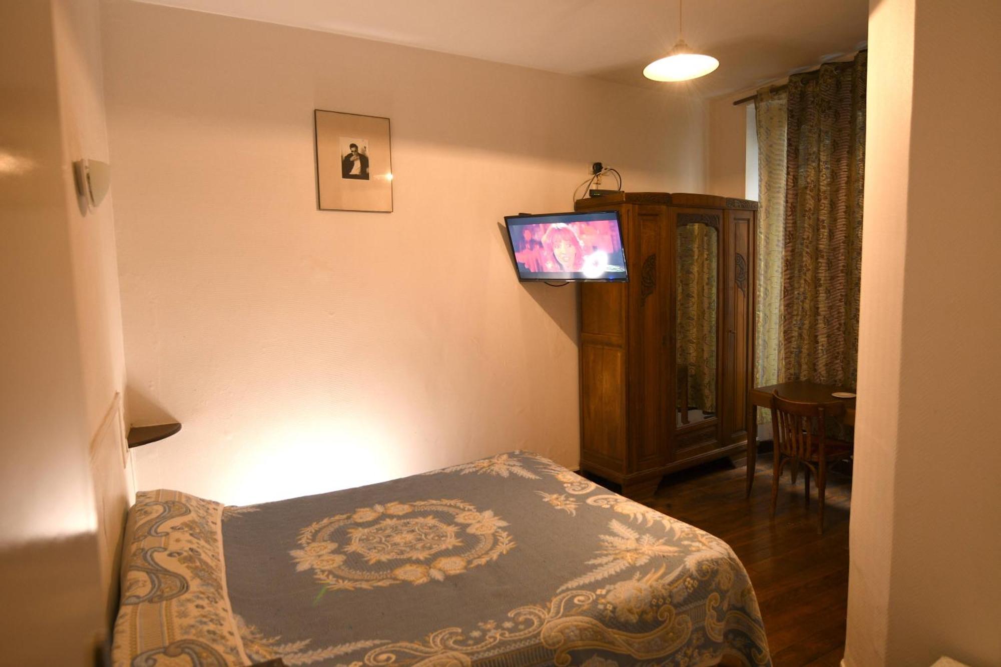 Chambre Double avec Salle de Bains Commune et Toilettes Communes